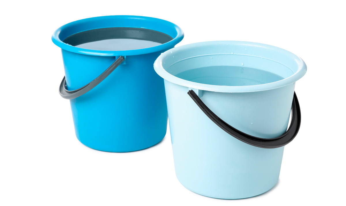 comparativa agua limpia y agua sucia para fregar suelo