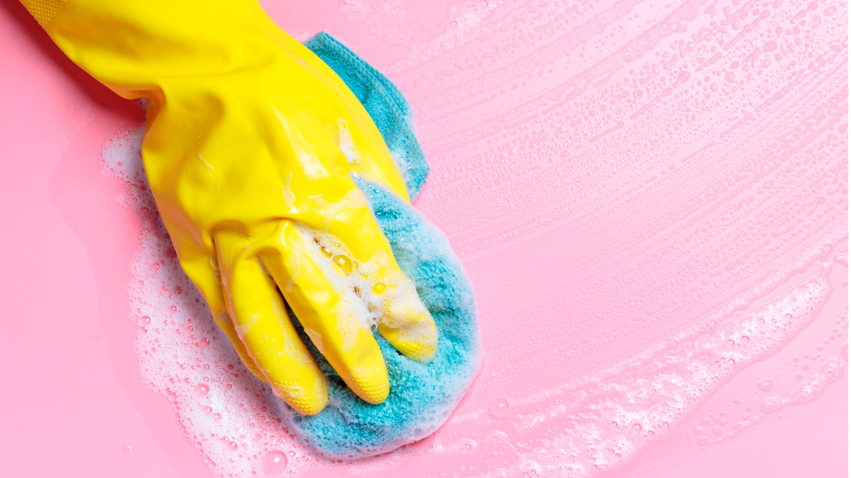 Uso de guantes de goma para proteger las manos al limpiar con productos químicos